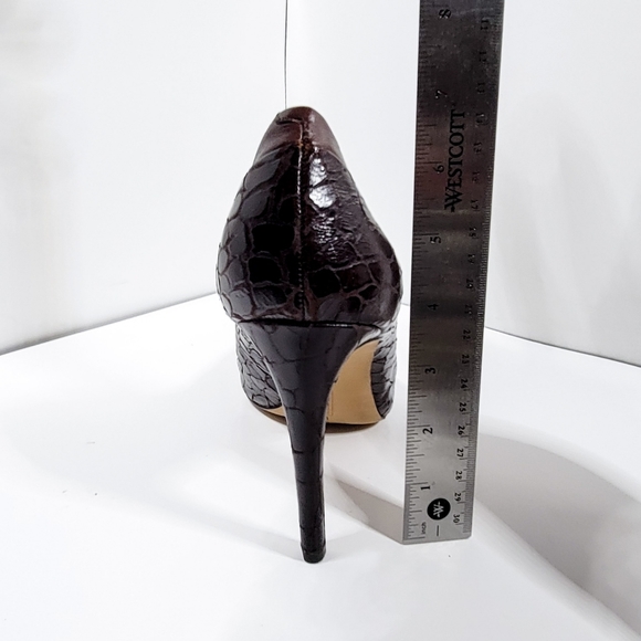 Vince Camuto VC-Norrow "Dark Wood" Embossed Leather Heels - Picture 9 of 9